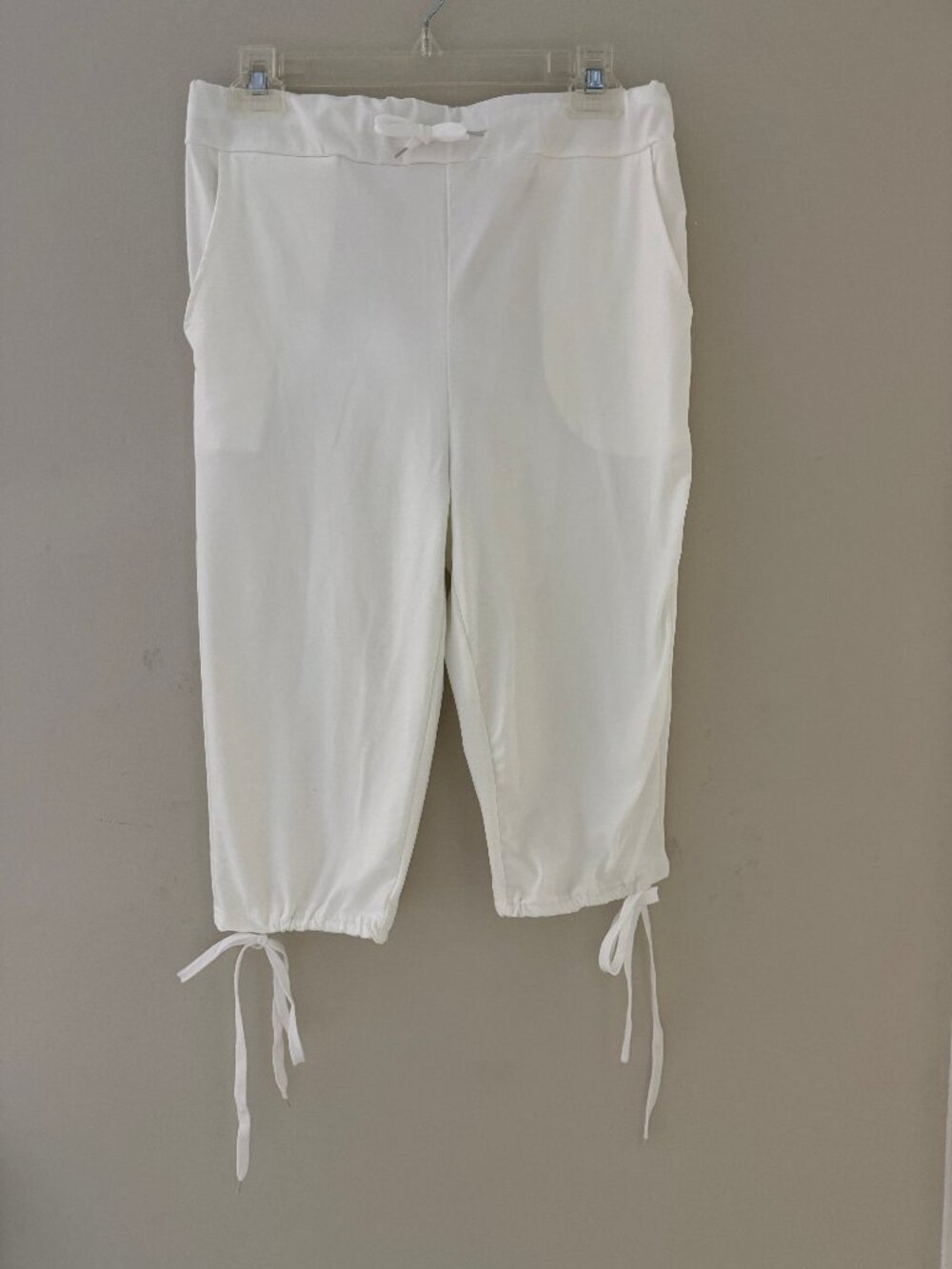 BRAND NEW TEMU OR SHEIN CAPRI PANTS WITH BOTTOM DRAWSTRINGS - WHITE - L